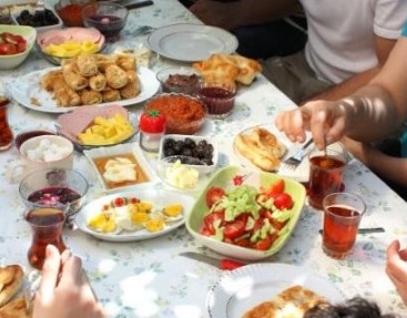 حُكم الأكل والشرب بعد بدء أذان الفجر في رمضان