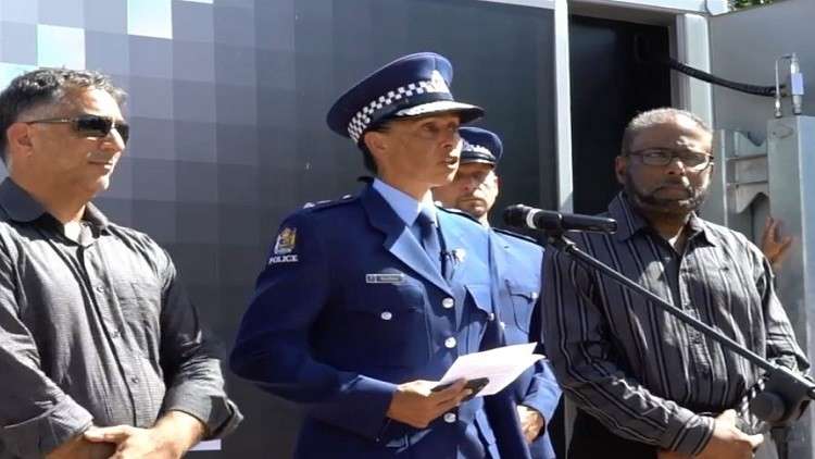 الضابطة المسلمة الأرفع رتبة في شرطة نيوزيلندا توجه رسالة مؤثرة