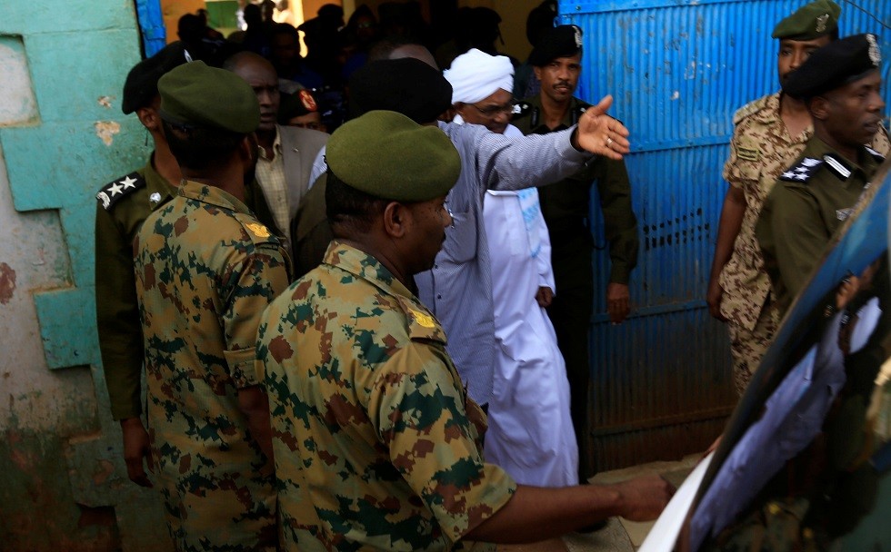 لحظة خروج الرئيس السوداني المعزول عمر البشير من السجن